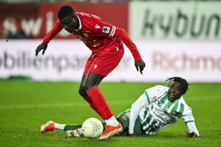 Gora Diouf dans un duel contre le joueur de St-Gall, Moustapha Cisse
